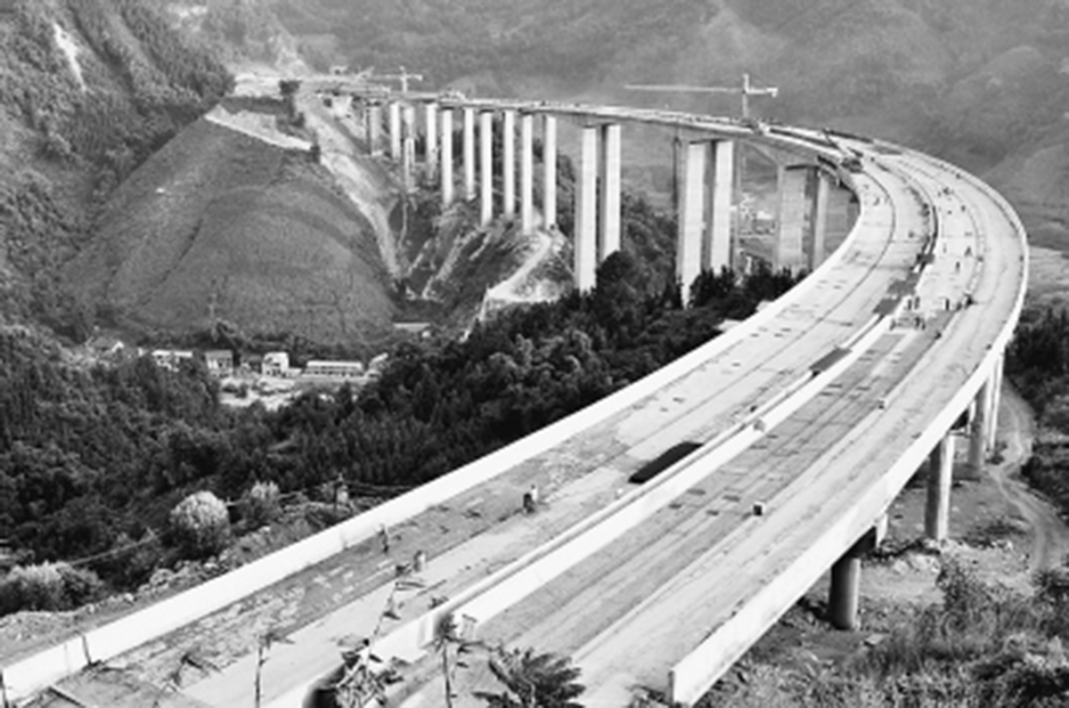 　　俯瞰建設中的拉會高架大橋，“C”字形蔚為壯觀。.jpg