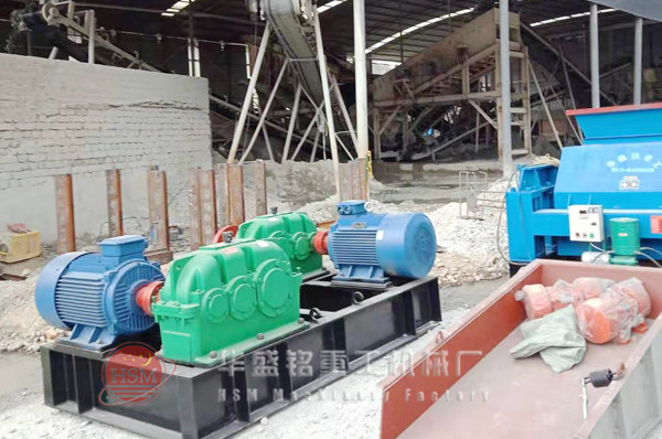 大型液壓對(duì)輥破碎機(jī)河南地區(qū)多少錢(qián)一臺(tái)